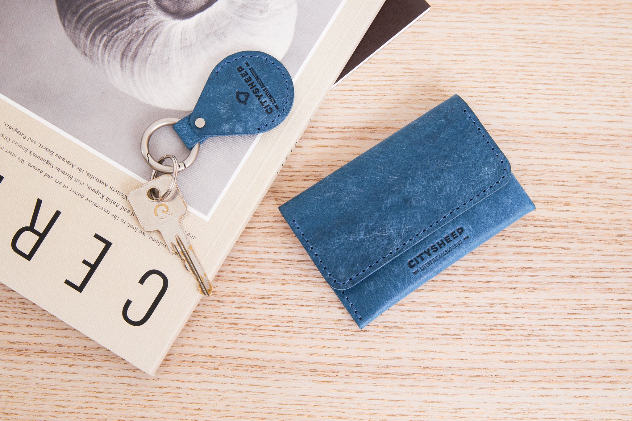 Minimalist Leather Wallet and AirTag holder for Women or Men CITYSHEEP