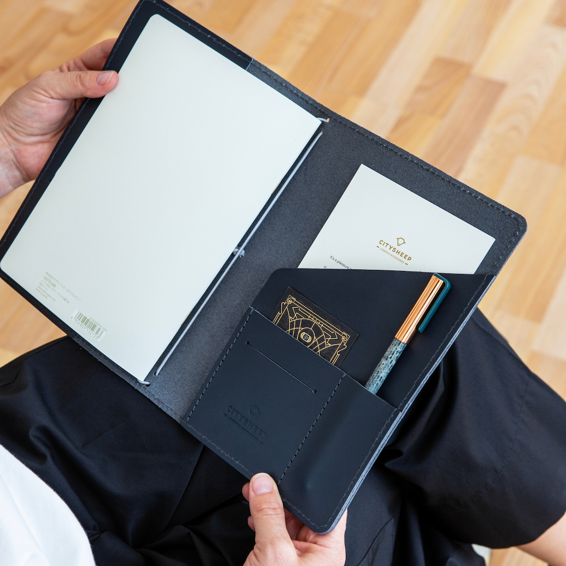 Natūralios odos užrašų knygelė CARRY MORE/ Tamsiai Mėlyna