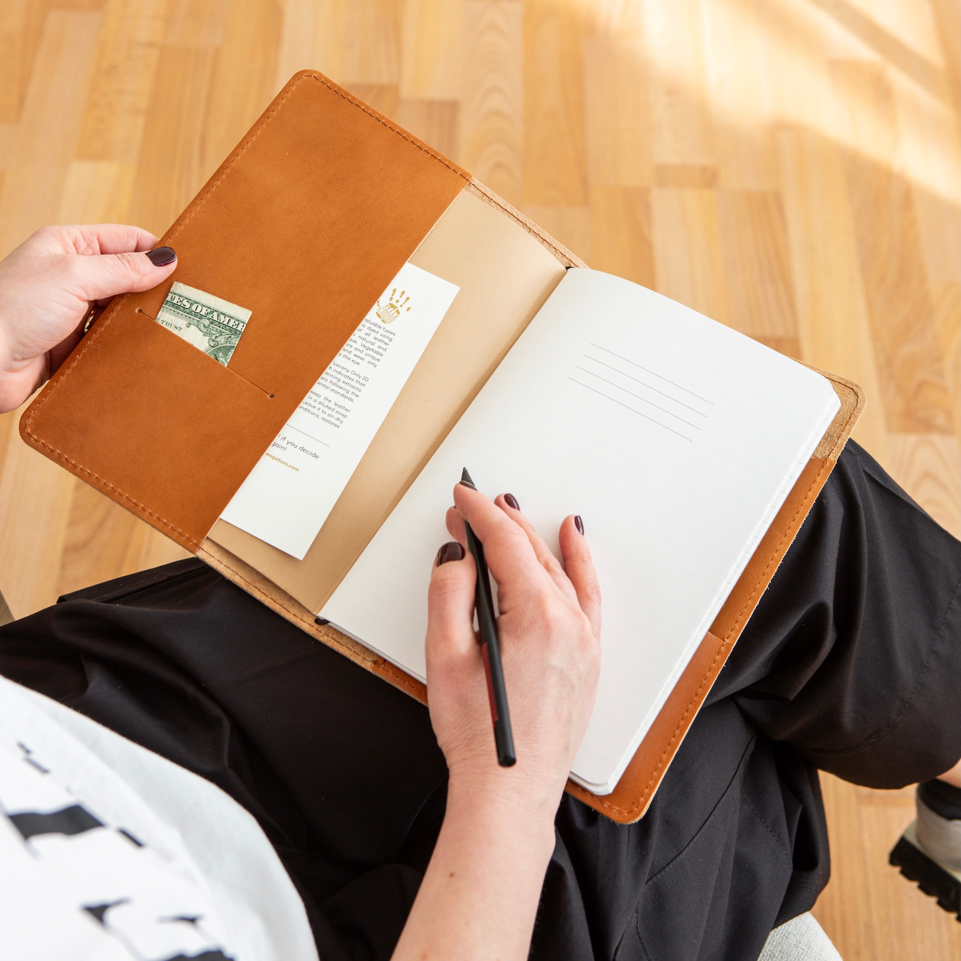 Odinė užrašinė su kišenėmis CARRY MORE/ Šviesiai ruda