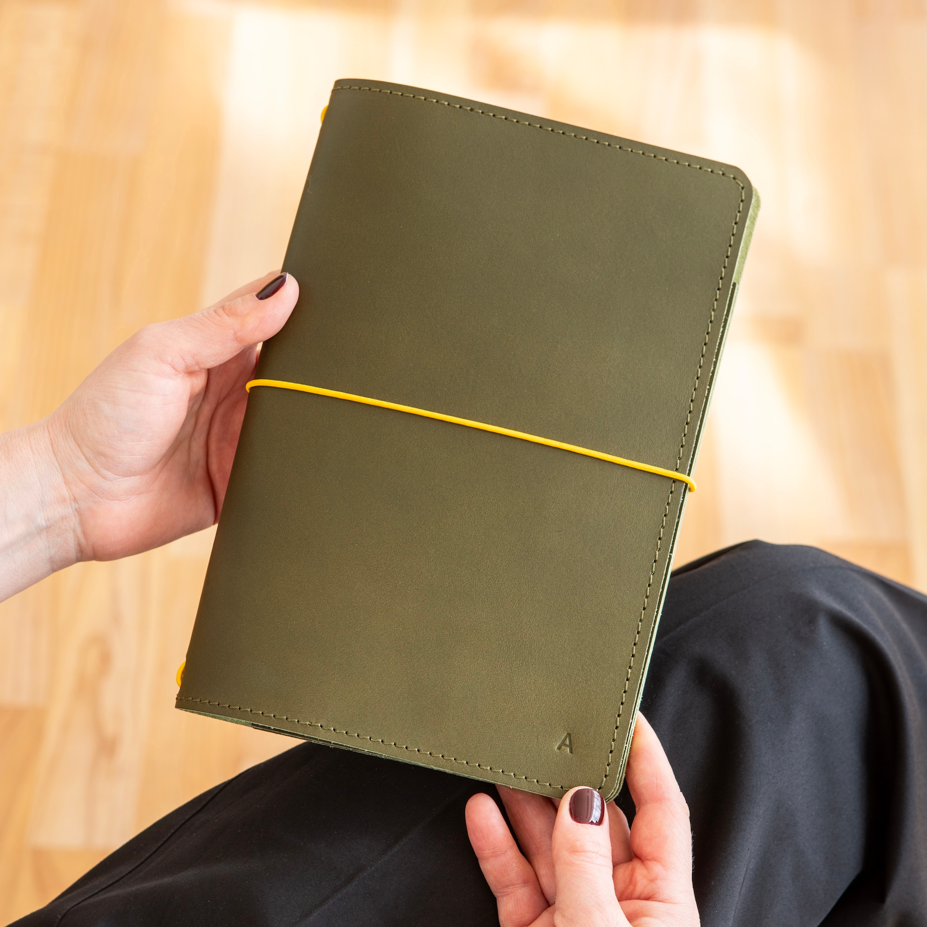 Kelioninė užrašų knygelė su gumele CARRY MORE/ Žalia