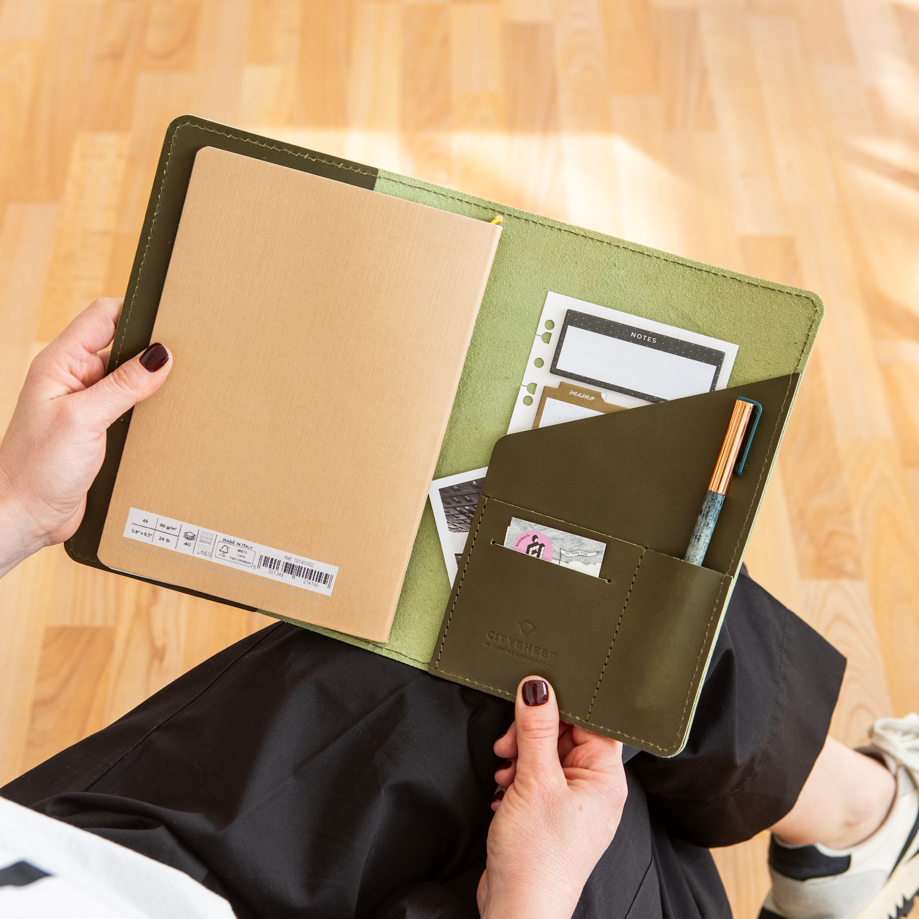 Kelioninė užrašų knygelė su gumele CARRY MORE/ Žalia