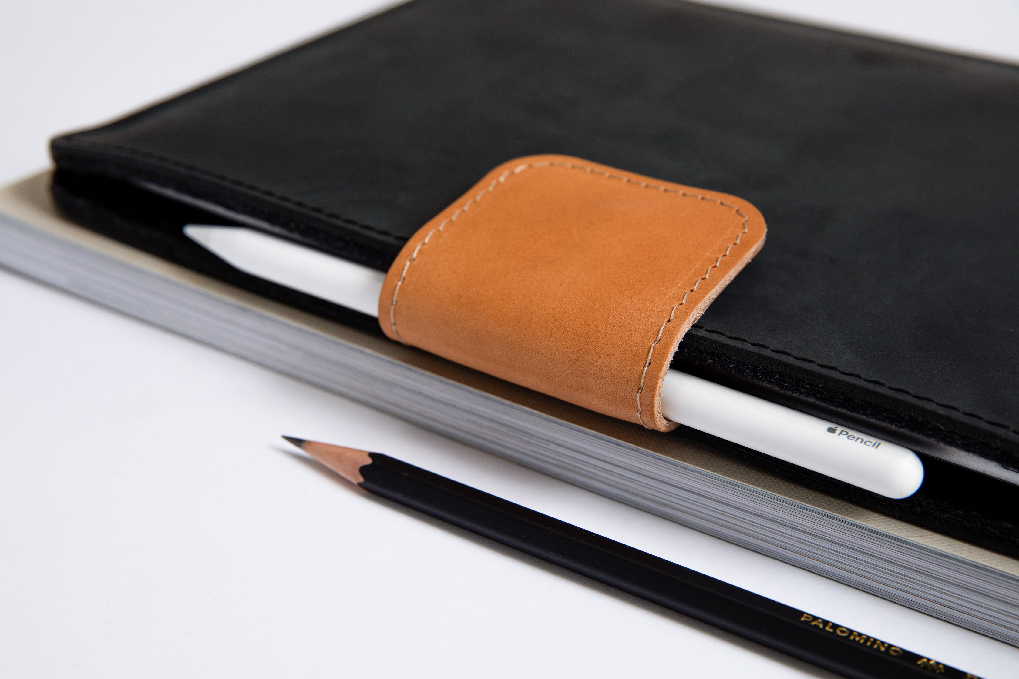iPad Pro/ Air leather case sleeve with magnetic closure and Apple pencil holder. Handcrafted in Lithuania.