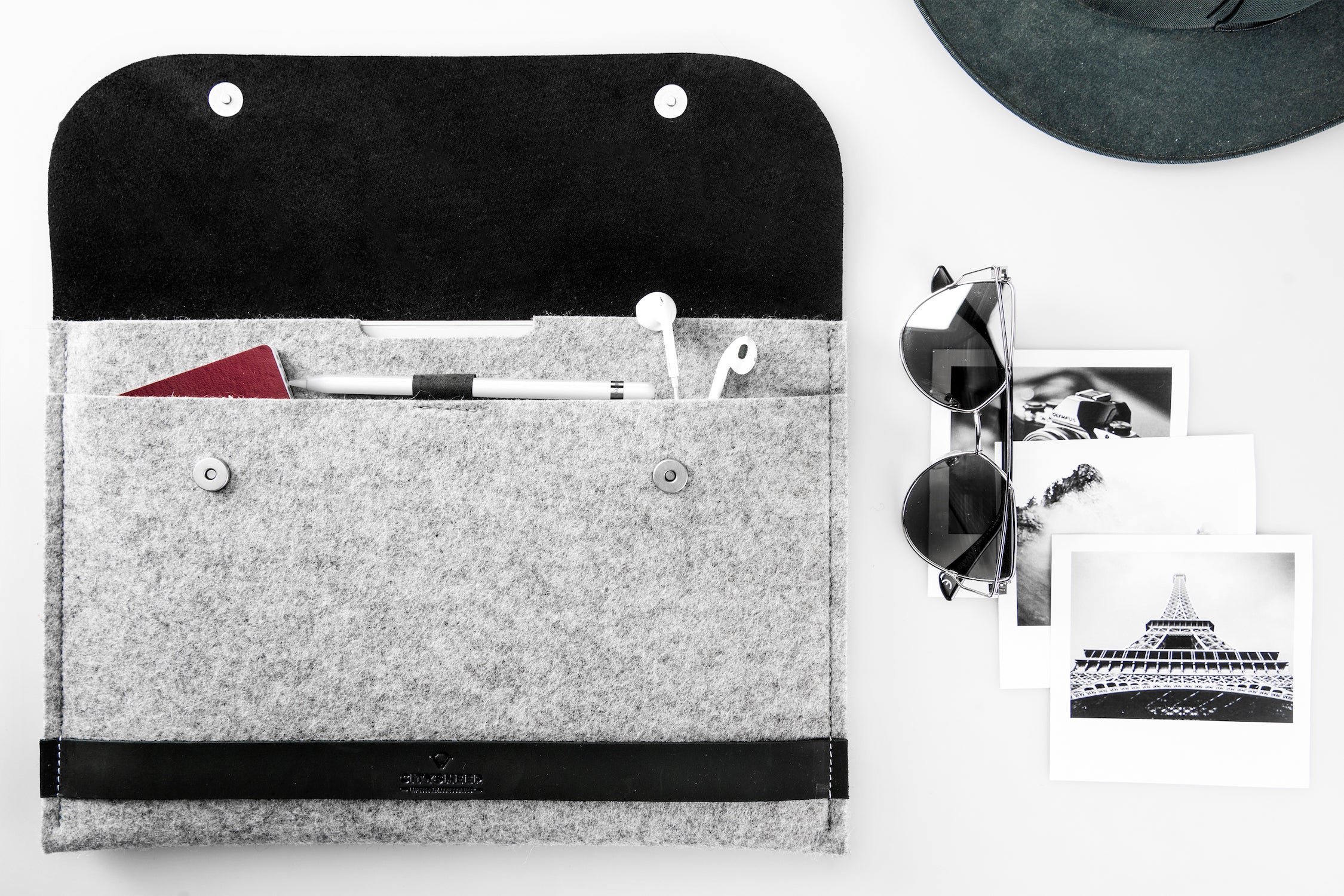 Carrying Wool felt and leather MacBook case