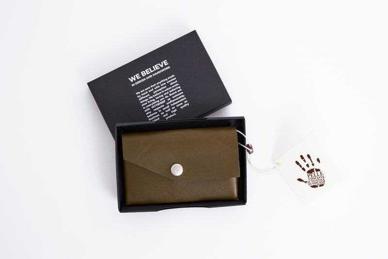 Minimalist leather wallet for women