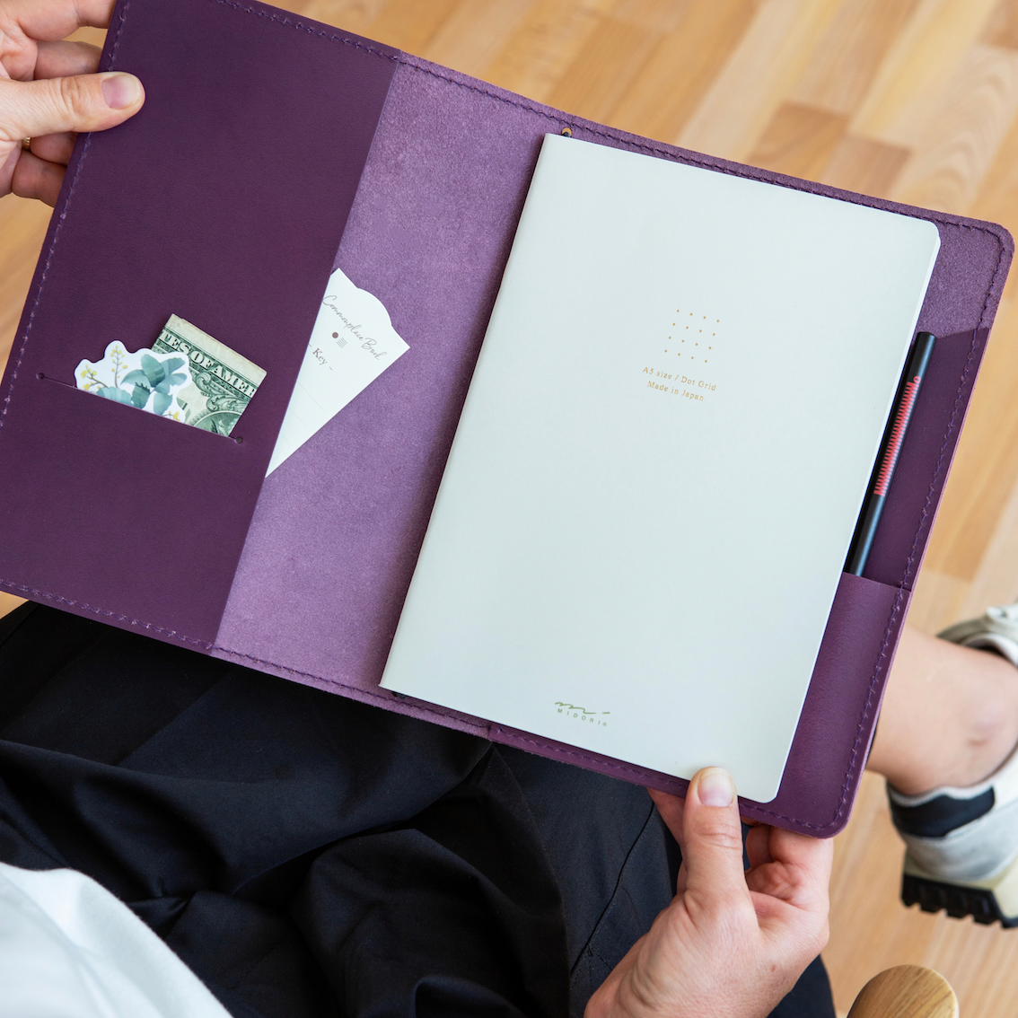 Odinė užrašinė su kišenėmis CARRY MORE/ Violetinė
