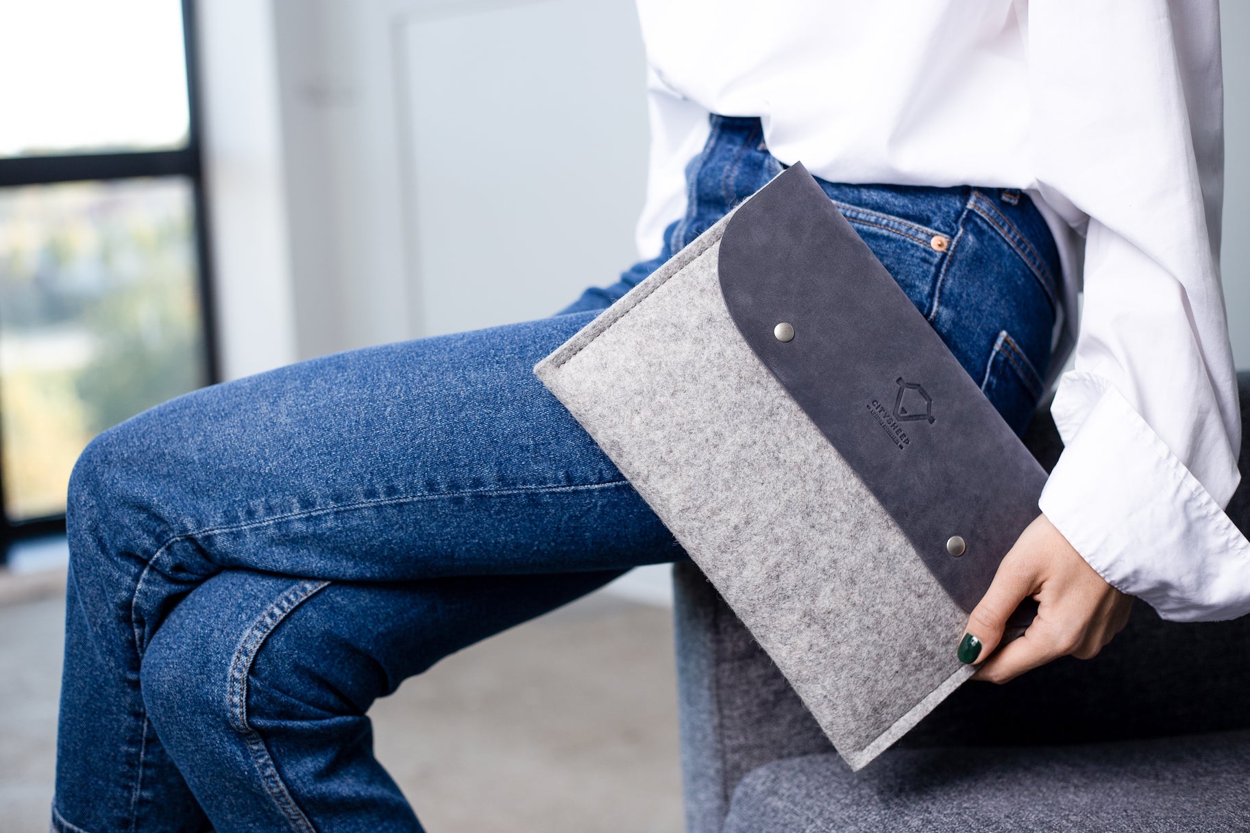 Wool felt and leather iPad Pro/ Air case with two compartments, apple pencil holder, magnetic closure. Grey colour.