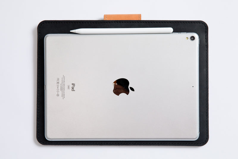 KEEP IT SNUG stilingas iPad dėklas / Juodas