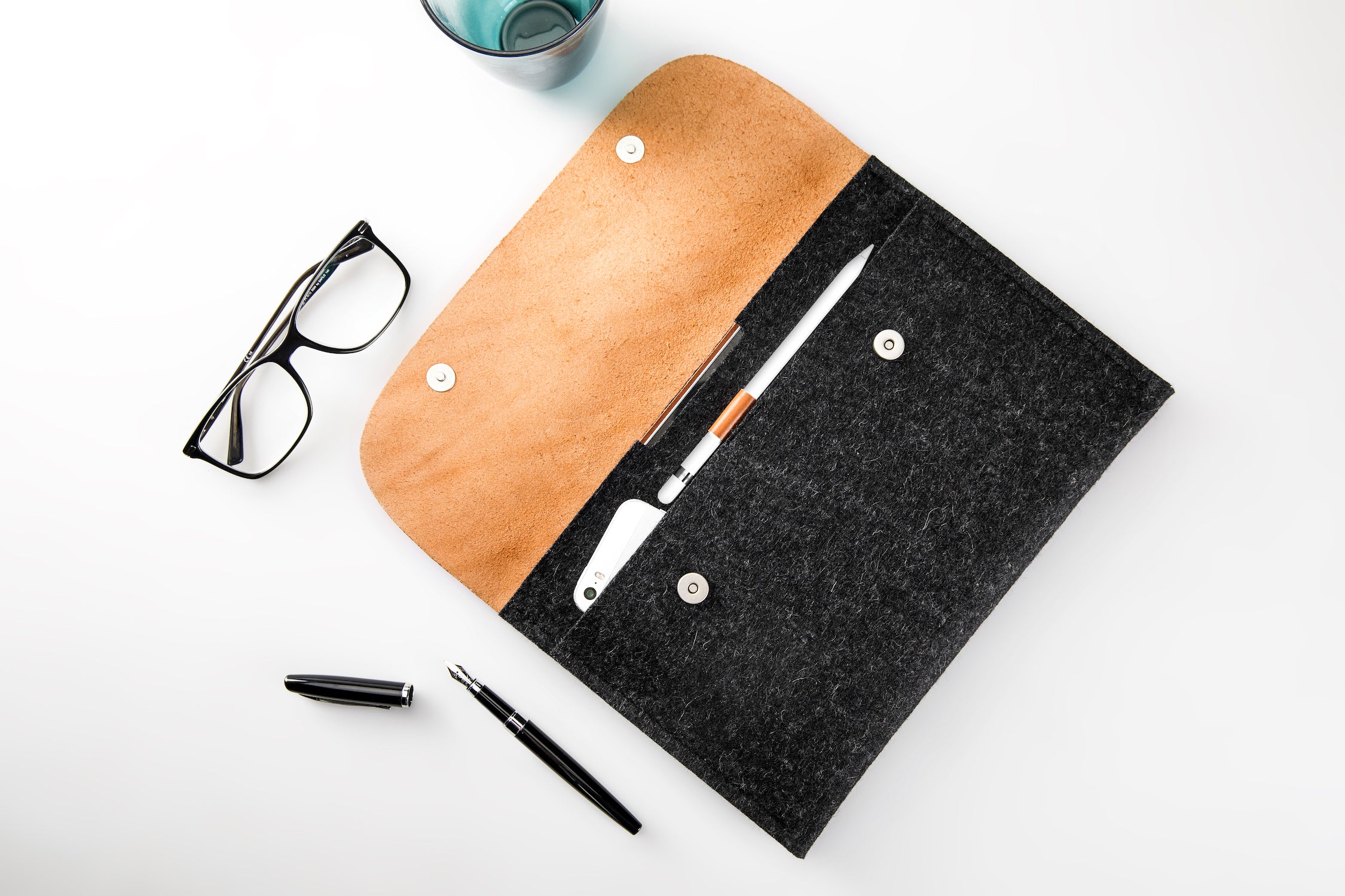 Leather envelope iPad case with Apple pencil holder. Anthracite wool felt and light brown whisky colour vegetable tanned leather