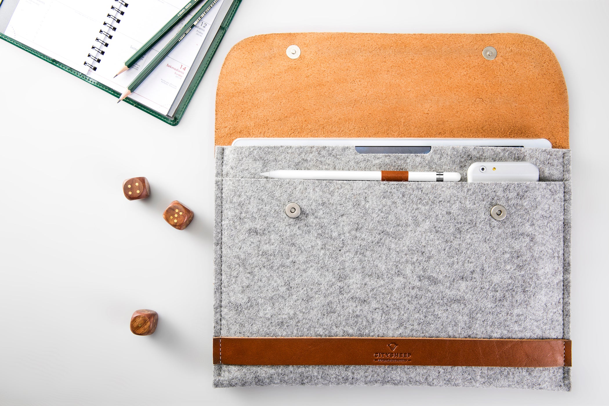 iPad Pro 12.9"/ iPad Air 13"/ iPad Pro 13" leather and wool felt case with Apple pencil holder