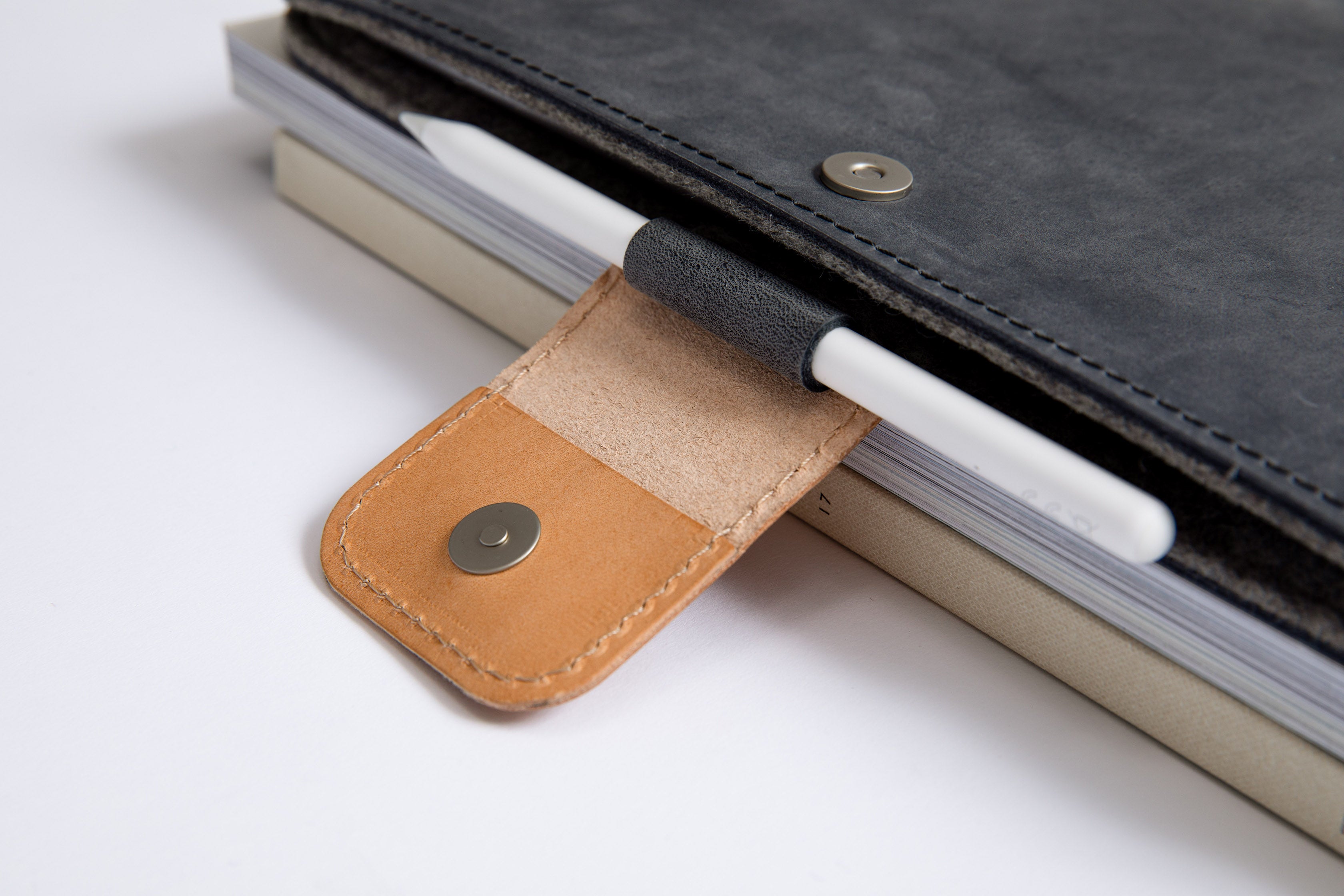 Slim leather iPad sleeve with Apple Pencil holder. Available for different devices: iPad Air 13, Pro 13, Pro 12.9", iPad 11".