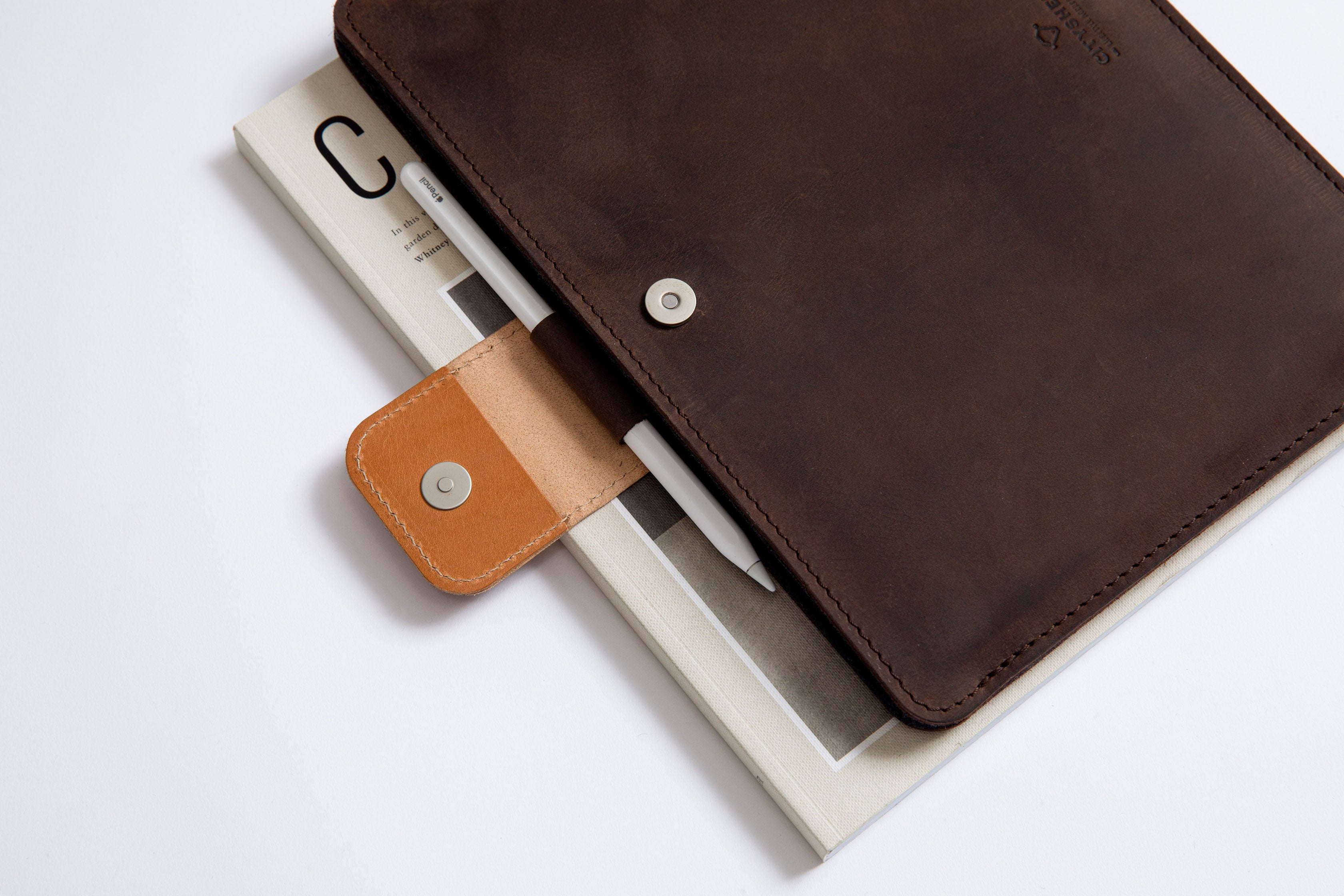 Snug fit Premium leather iPad sleeve with Apple pencil holder, handcrafted in Europe. 