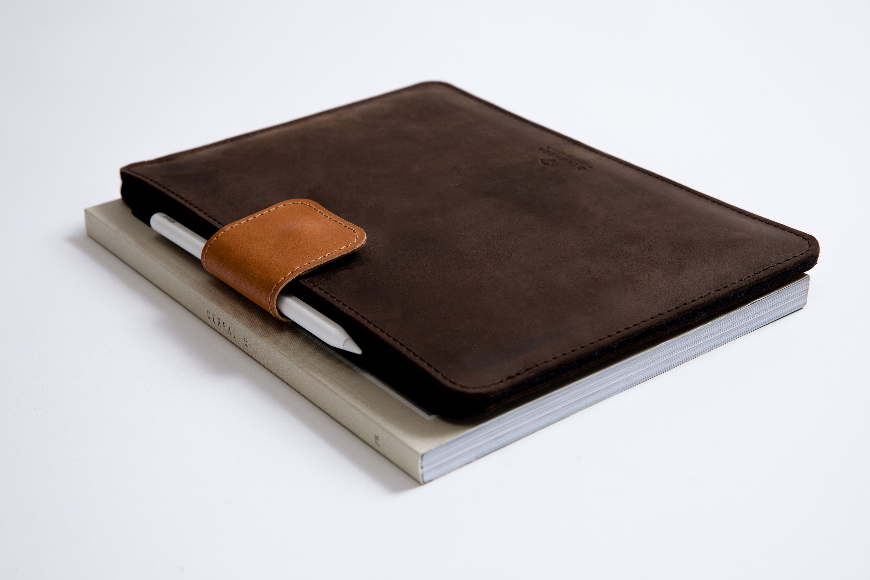 Slim iPad brown leather case with magnetic closure padded with wool felt